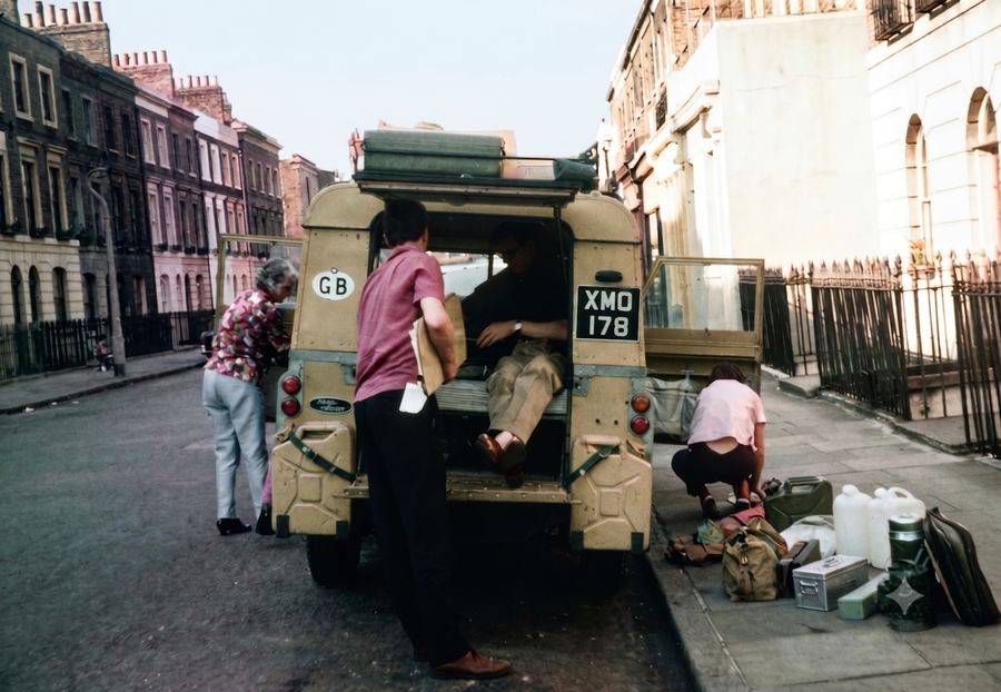 Hurried re-loading of Bucephalus outside #18, Danbury Street before departure